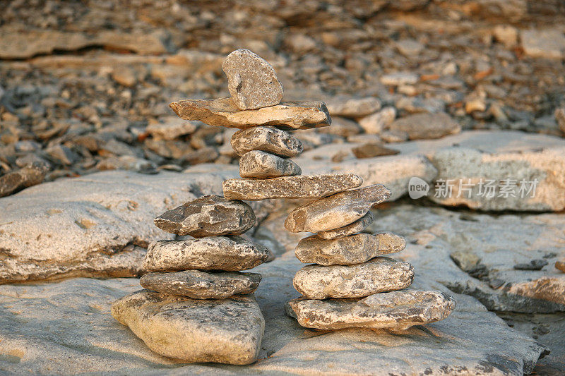 卵石岸边的Inuksuk (Inuksuk)